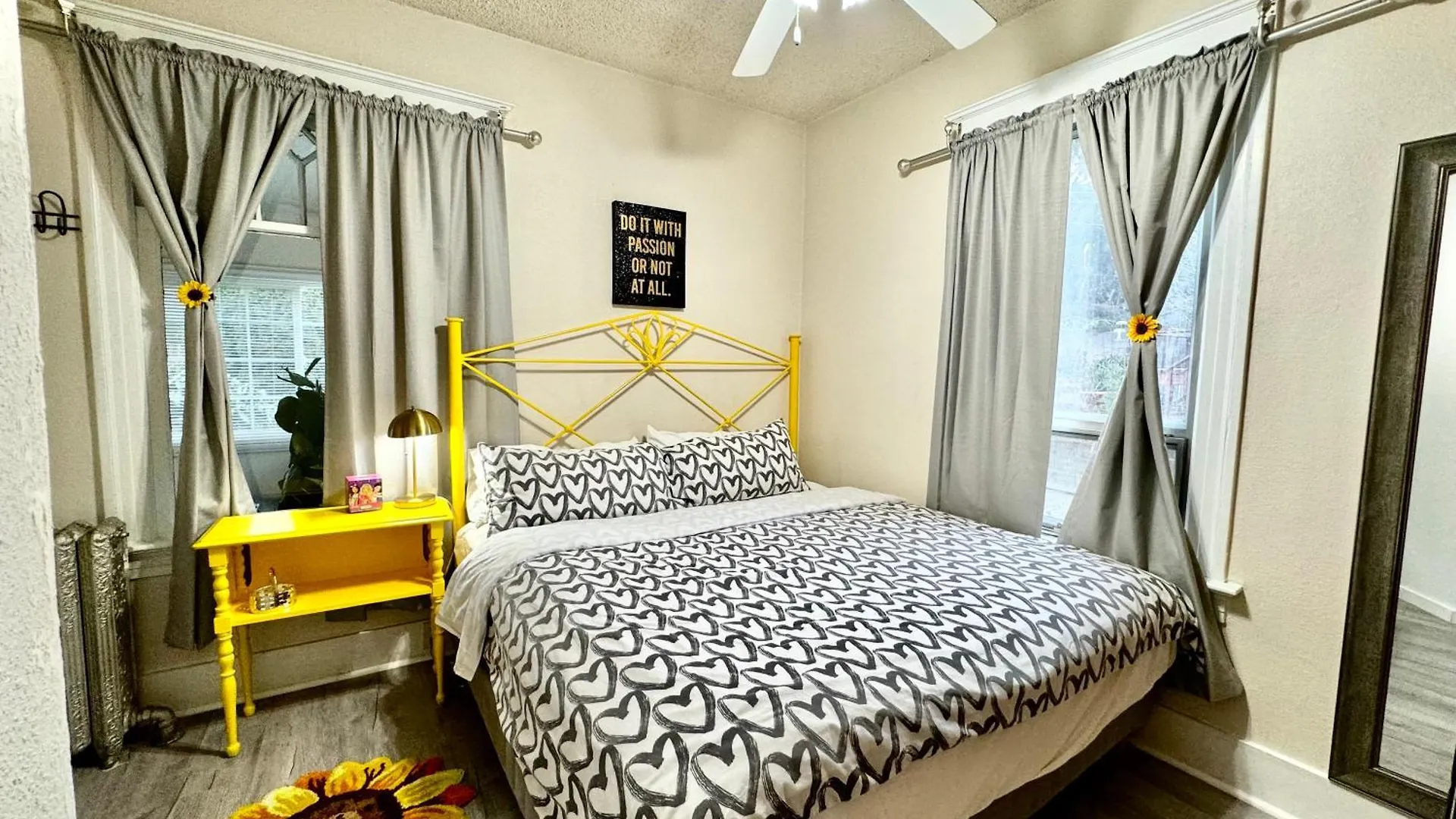 Seattle Home With 2 Bedrooms A King Bed Queen Bed And An Extra Sofa Bed Located 10 Minutes From Seatac Airport And 20 Minutes From Downtown Holiday home