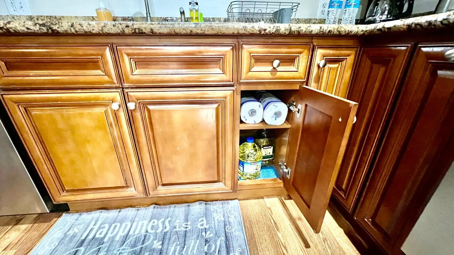 Seattle Home With 2 Bedrooms A King Bed Queen Bed And An Extra Sofa Bed Located 10 Minutes From Seatac Airport And 20 Minutes From Downtown