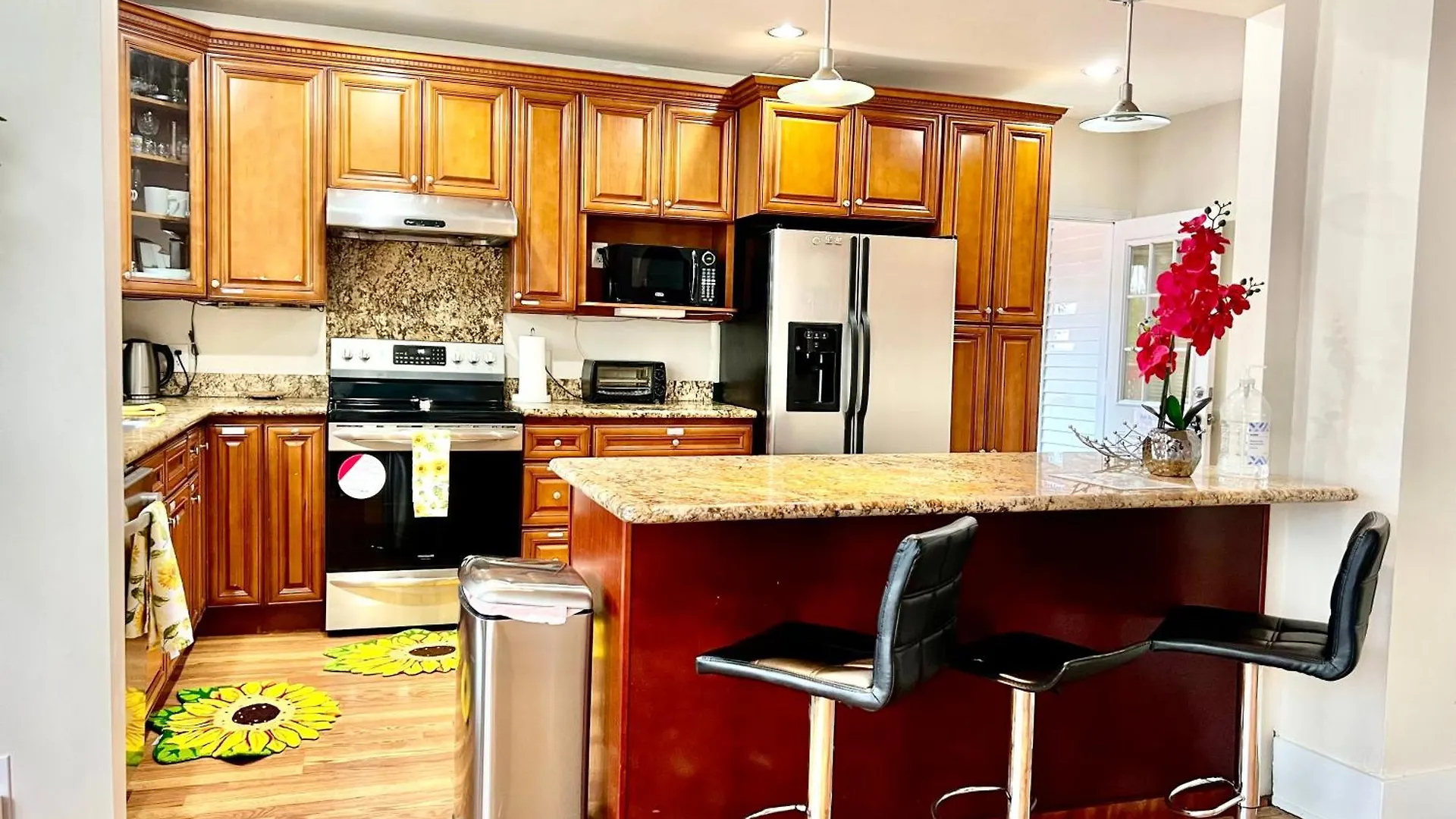 Seattle Home With 2 Bedrooms A King Bed Queen Bed And An Extra Sofa Bed Located 10 Minutes From Seatac Airport And 20 Minutes From Downtown Holiday home