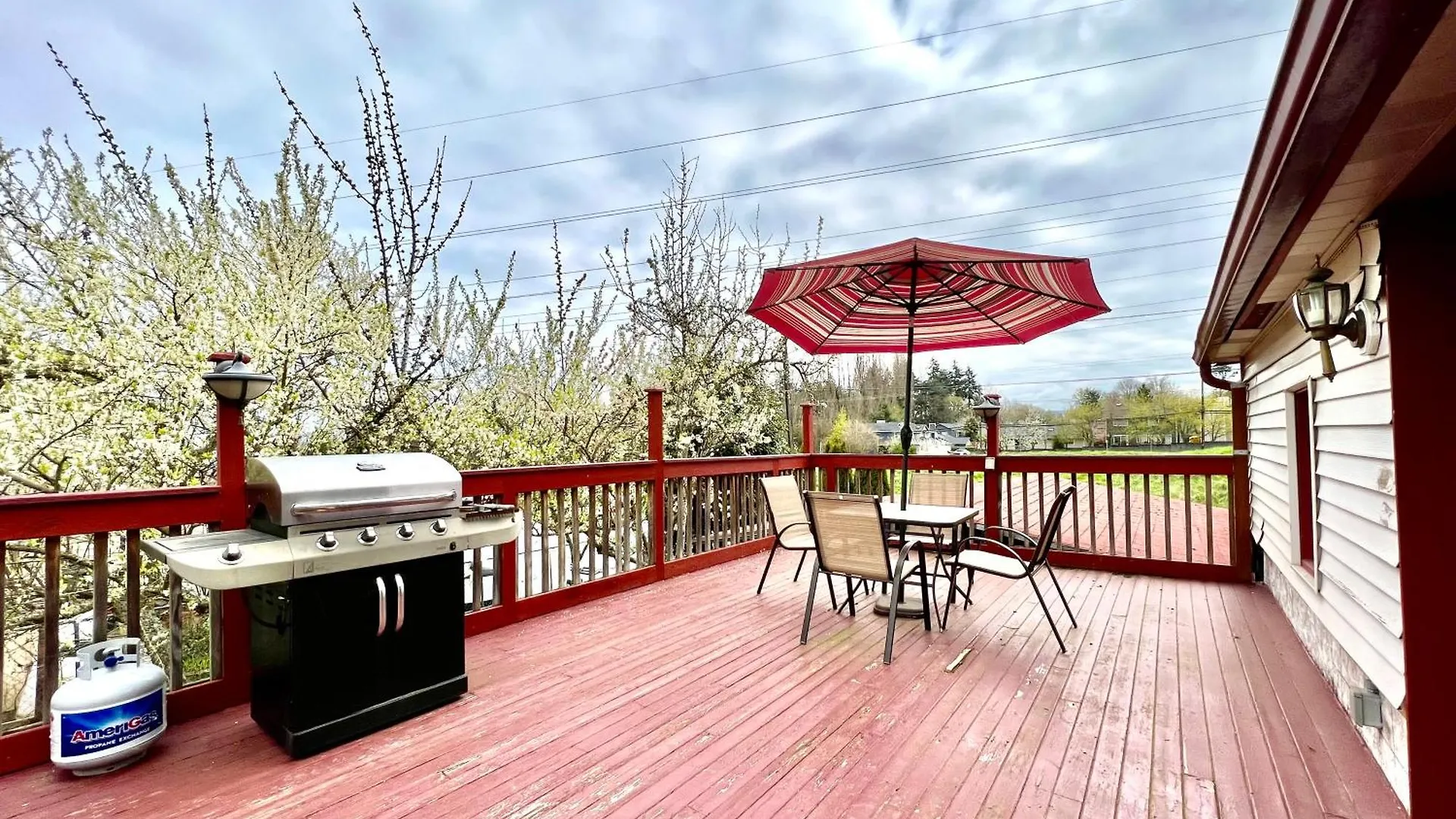 Seattle Home With 2 Bedrooms A King Bed Queen Bed And An Extra Sofa Bed Located 10 Minutes From Seatac Airport And 20 Minutes From Downtown Holiday home