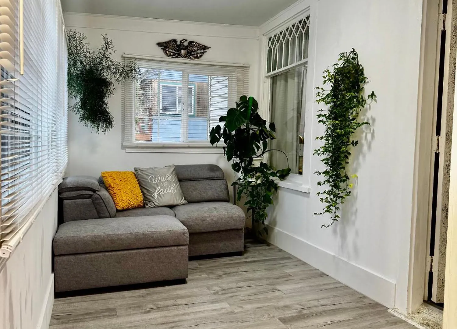 Seattle Home With 2 Bedrooms A King Bed Queen Bed And An Extra Sofa Bed Located 10 Minutes From Seatac Airport And 20 Minutes From Downtown